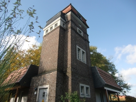 Weeze : Schloßallee, Schloss Wissen, der schlosseigene Trafoturm wurde zu einem Prinzessinnenturm umfunktioniert. Die Suite umfasst vier Etagen mit u.a. Schlafbereich, Pantryküche, Bad, WC und Leseecke.